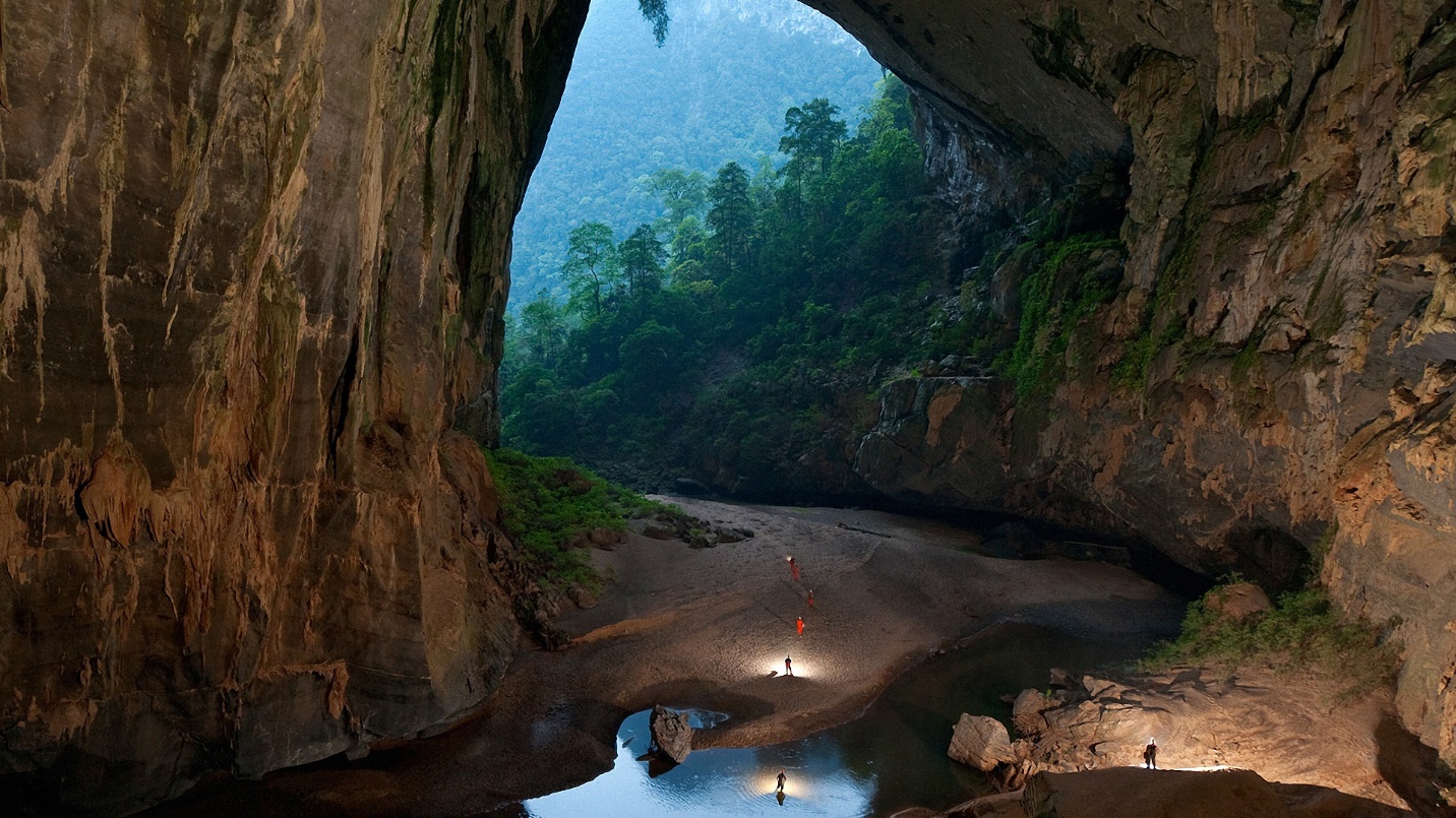 The mouth of Son Doong Cave