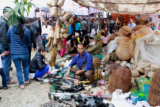 Utensils sold at Vieng market