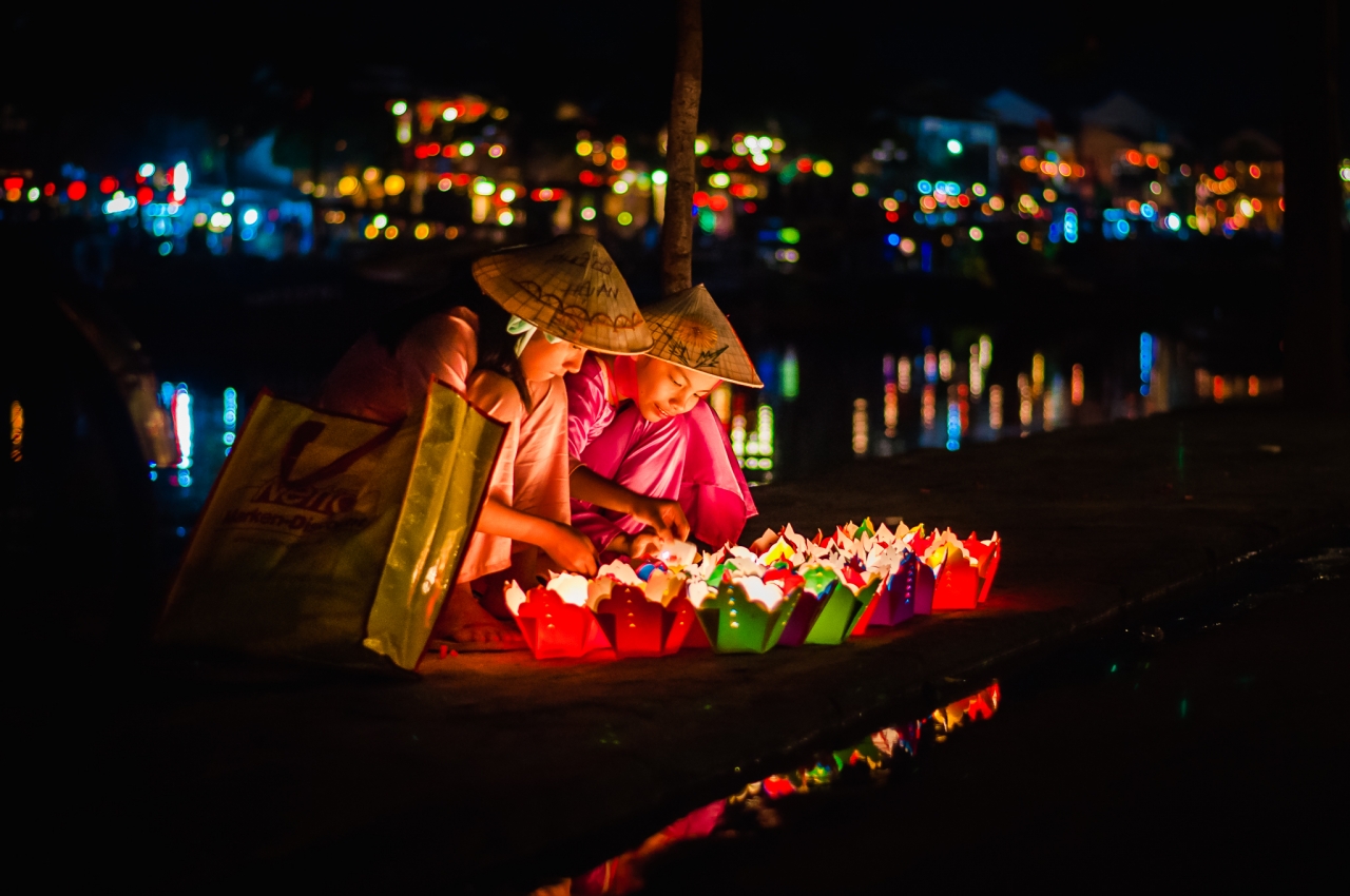 Drop flower lights on Hoai River
