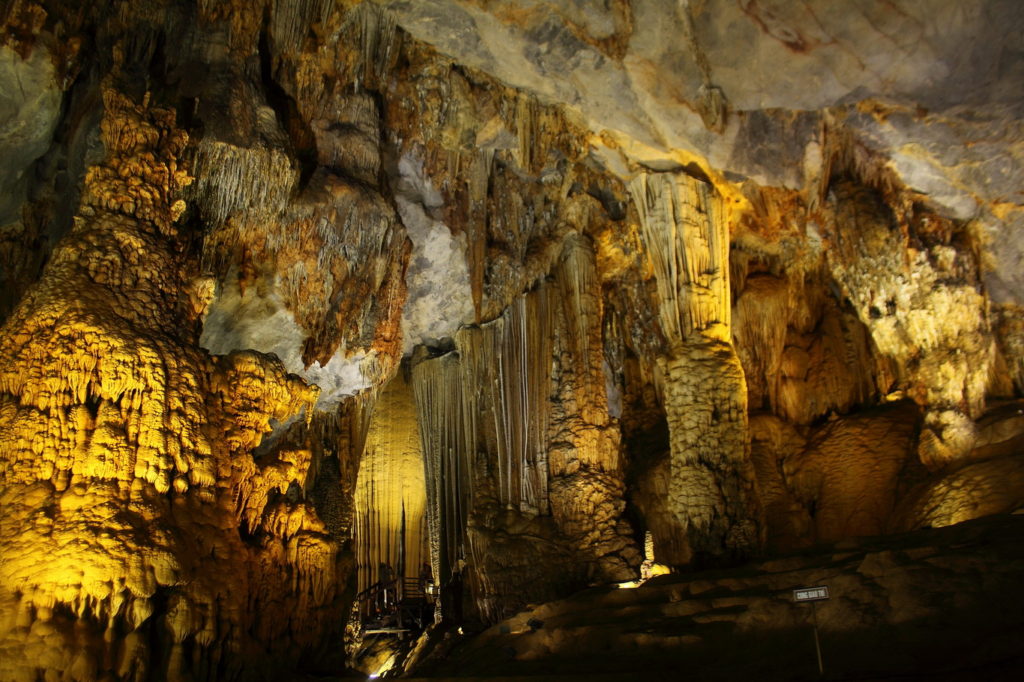 Strange stalactites of Thien Duong Cave will impress you so much