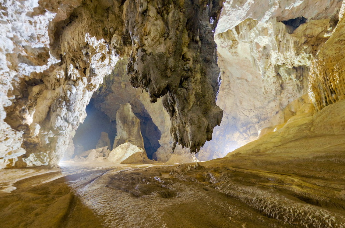 You will be shocked at giant stalactites inside Son Doong Cave