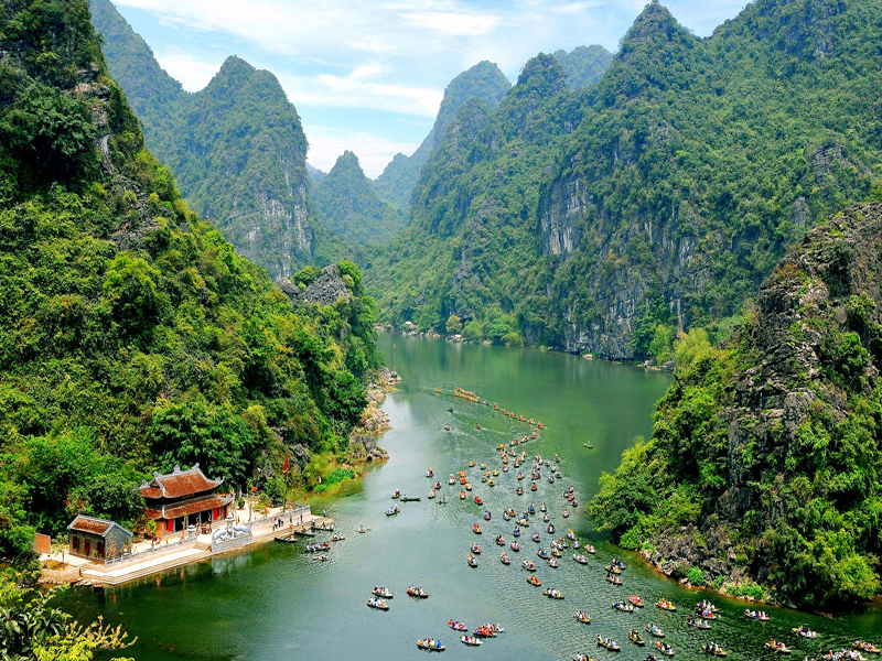 River and mountain in Hoa Lu