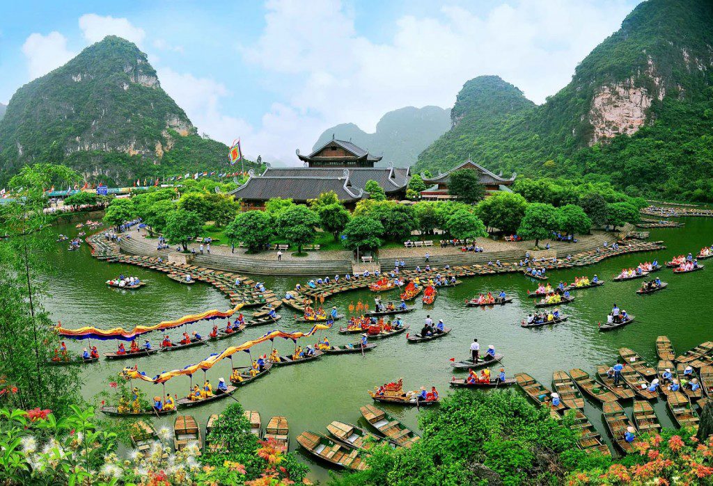 Small boat line by line waiting for tourists in Trang An